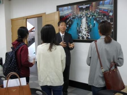 대구남구선거관리위원회 관계자로부터 설명을 듣고 있는 장면사진3입니다