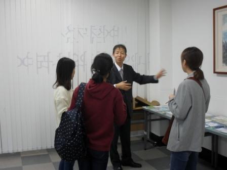 대구남구선거관리위원회 관계자로부터 설명을 듣고 있는 장면사진5입니다
