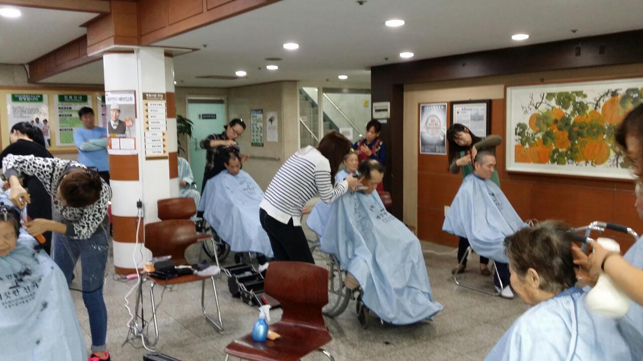 성지요양병원 입소 어르신들께 미용봉사를 하고 있는 동두천선관위 직원과 동아문미용봉사단