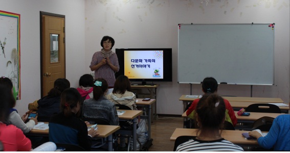 전경은강사님 강의주제 설명하고 계심