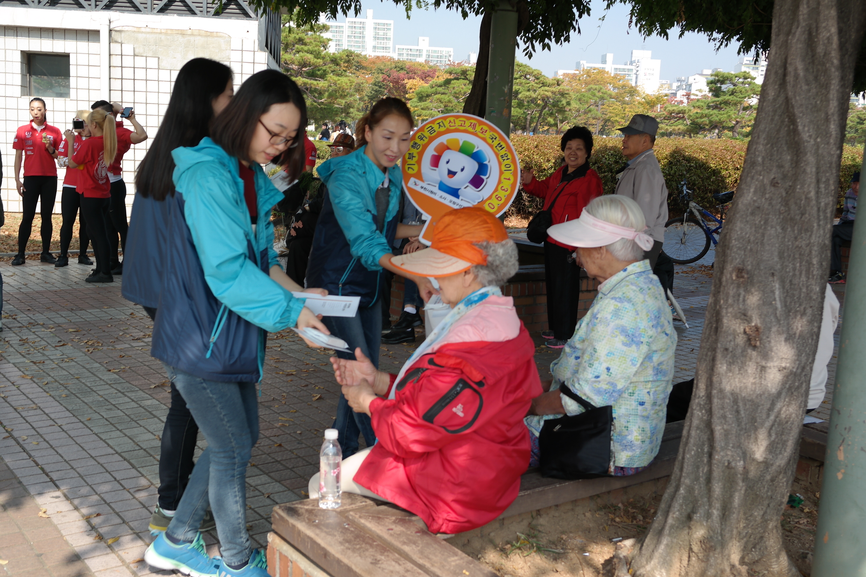 자전거축제현장을 찾은 시민들을 대상으로 리플릿과 홍보용품을 배부하며 홍보활동을 하고 있는 모습입니다.