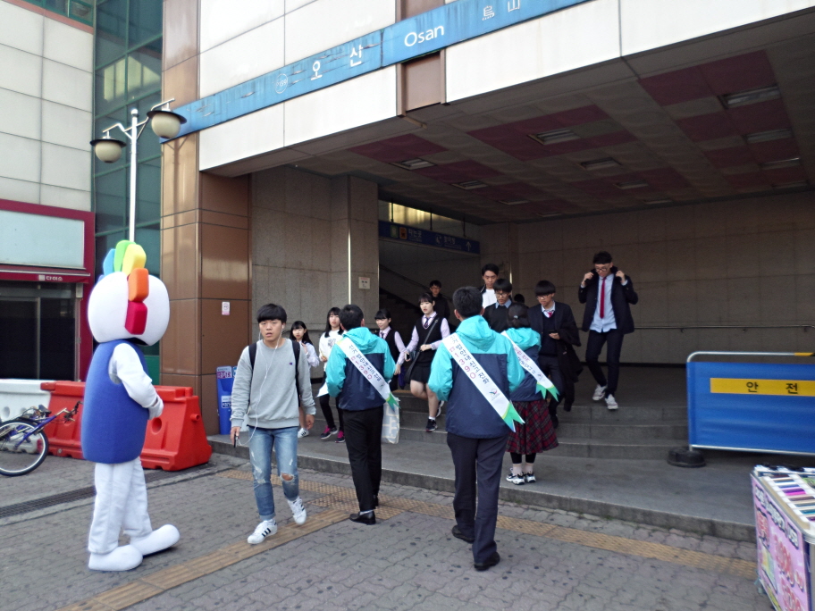 오산시선관위 직원들이 오산역을 이용하는 시민들에게 홍보용품을 나눠주며 공명선거 홍보활동을 하고 있다
