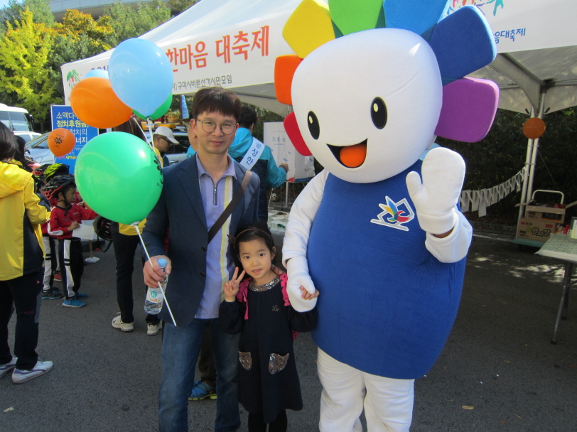 참참이와 함께 인증샷을 찍고 있는 모녀의 모습