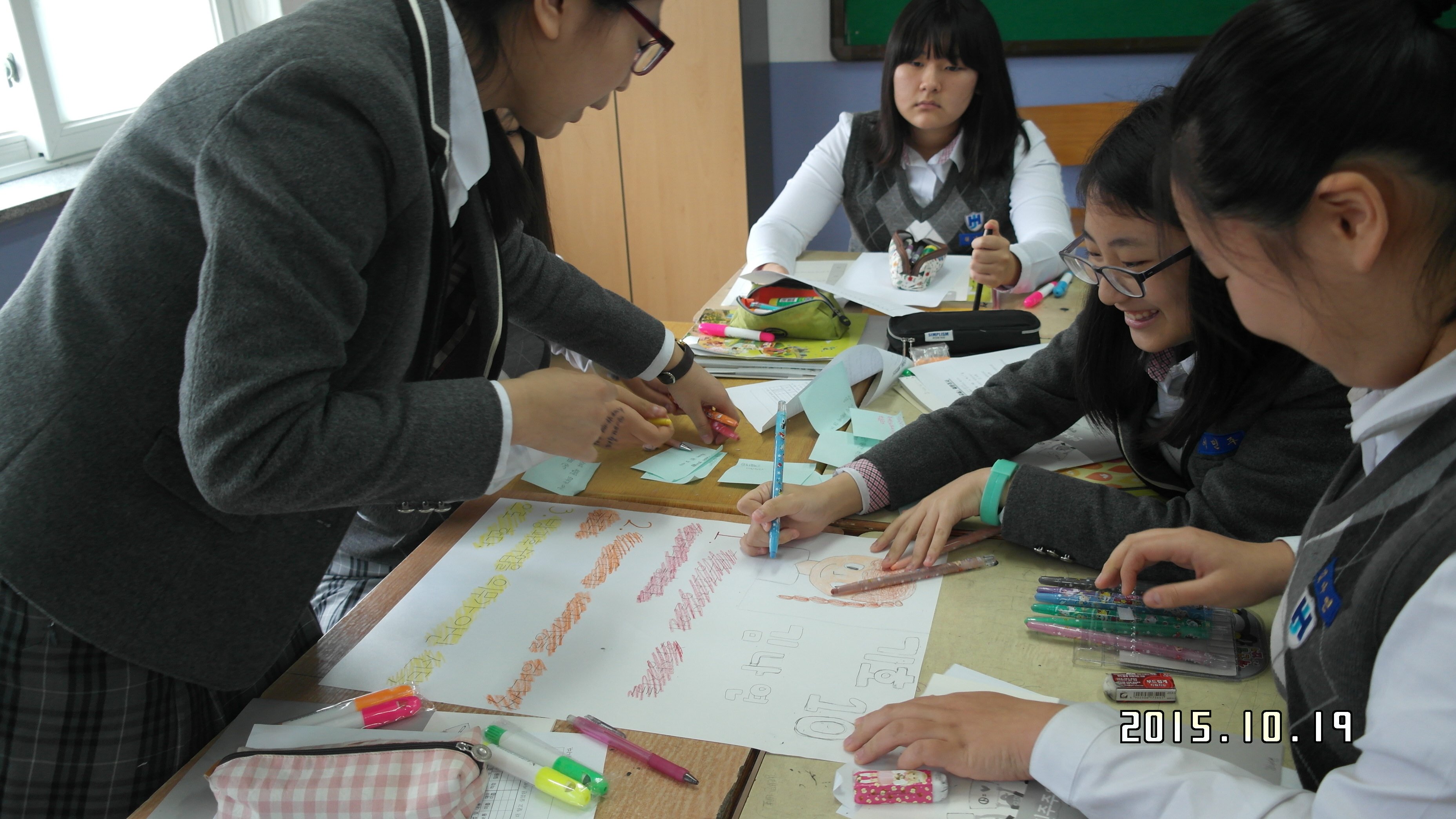 선거공약을 만들고 있는 학생들 모습