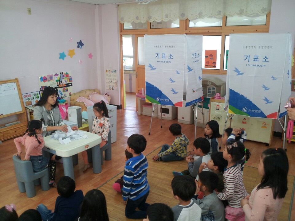 아이들이 직접 개표하고 있습니다.  누가 당선될지 궁금한 아이들이 목을 죽 빼고 구경하고 있습니다.