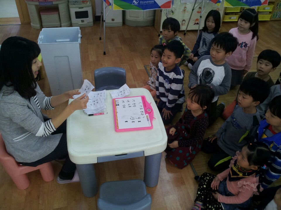 득표수를 아이들과 함께 한장찍 세어보고 있는 장면입니다.