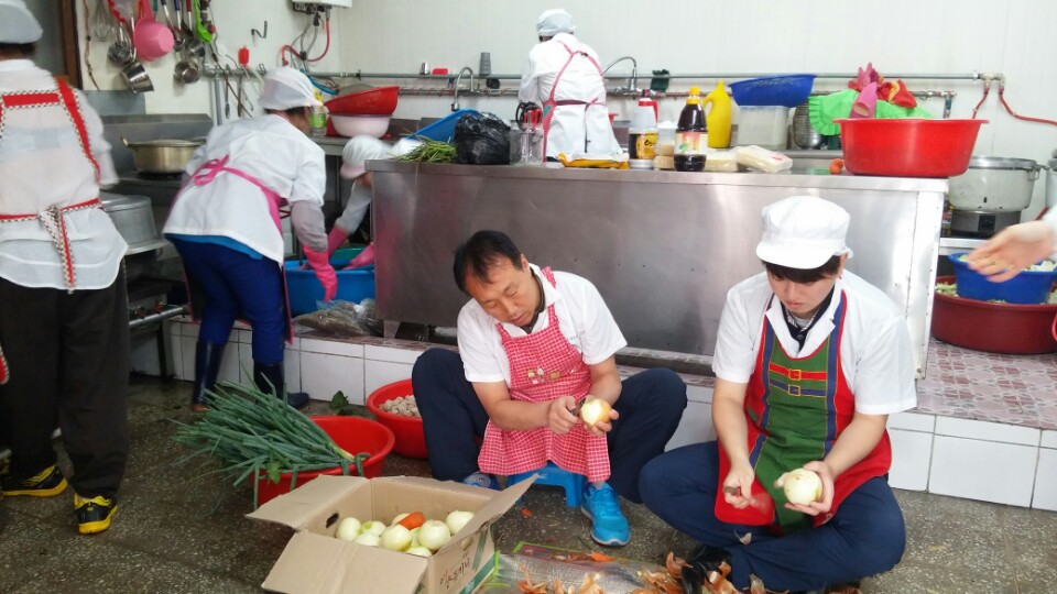 지도홍보계장과 관리주임이 양파껍질을 까고 있습니다.