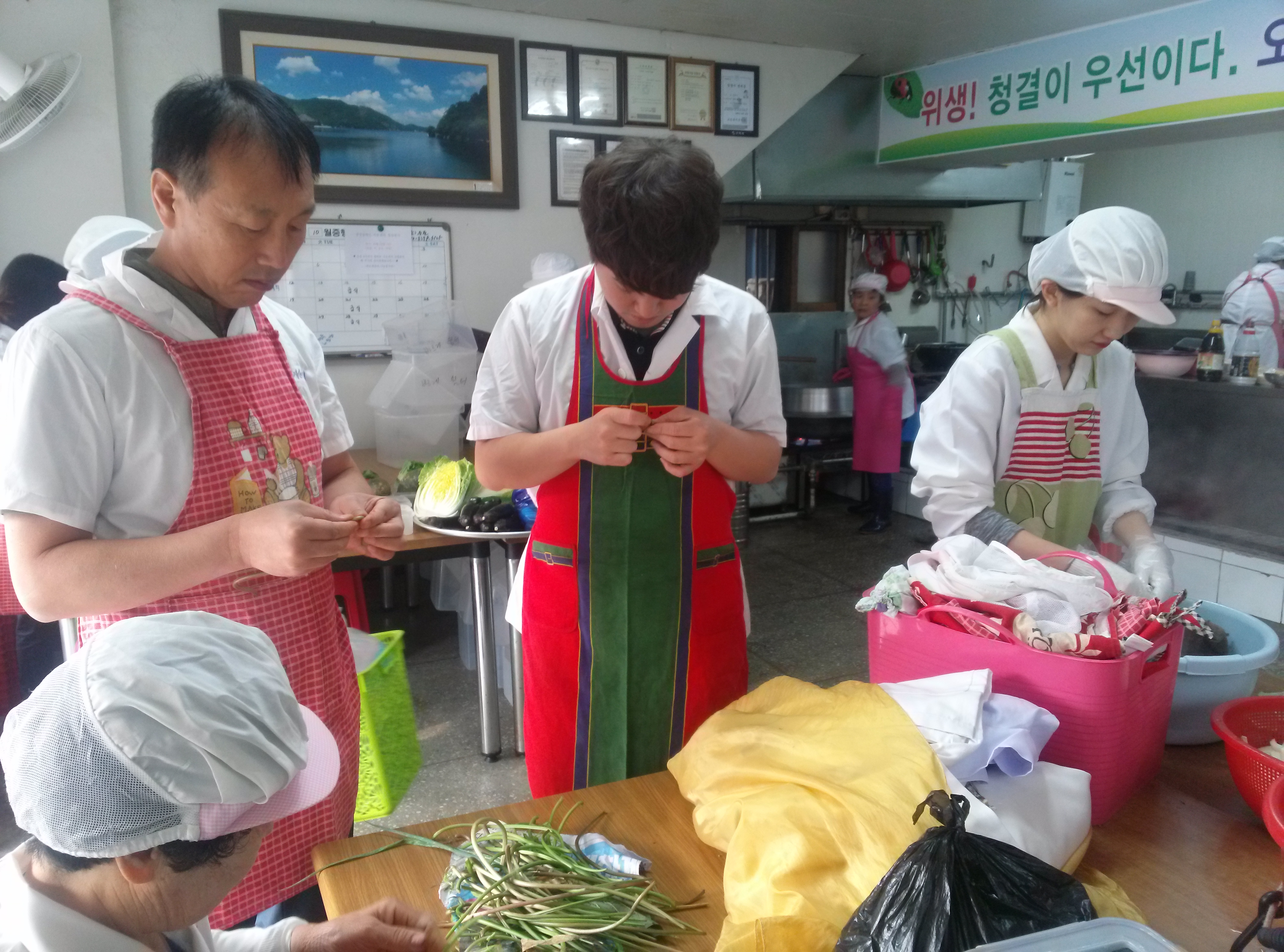 반찬으로 쓸 나물도 다듬었습니다.