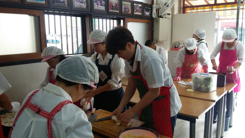 두부조림을 하기 위해 정성스럽게 부를 굽고 있습니다.