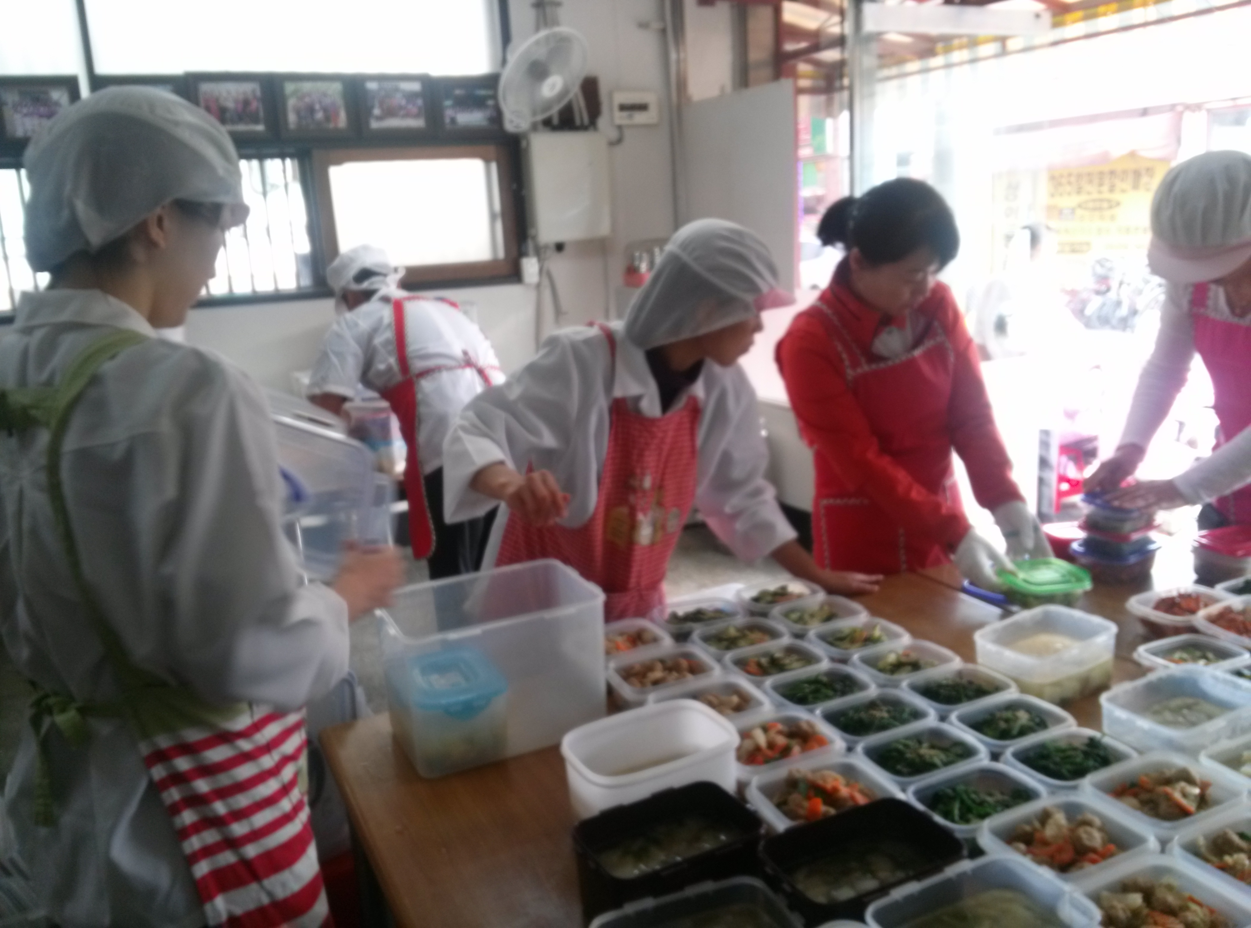 직접 집까지 배달할 밥과 반찬을 포장하고 있습니다.