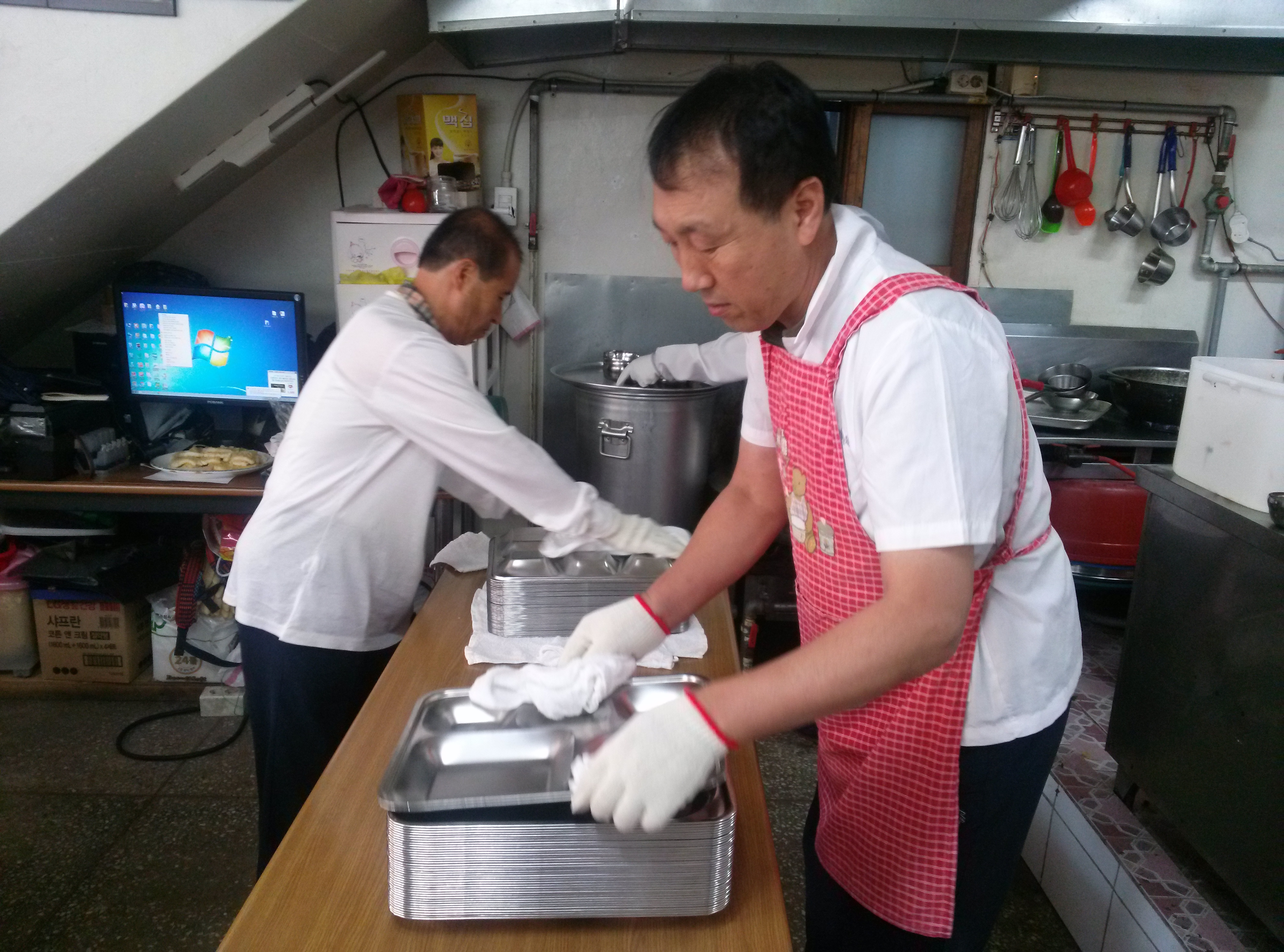 깨끗이 씻겨 나온 식판을 마른행주로 꼼꼼하게 닦는 것으로 모든 일이 끝났습니다.^^