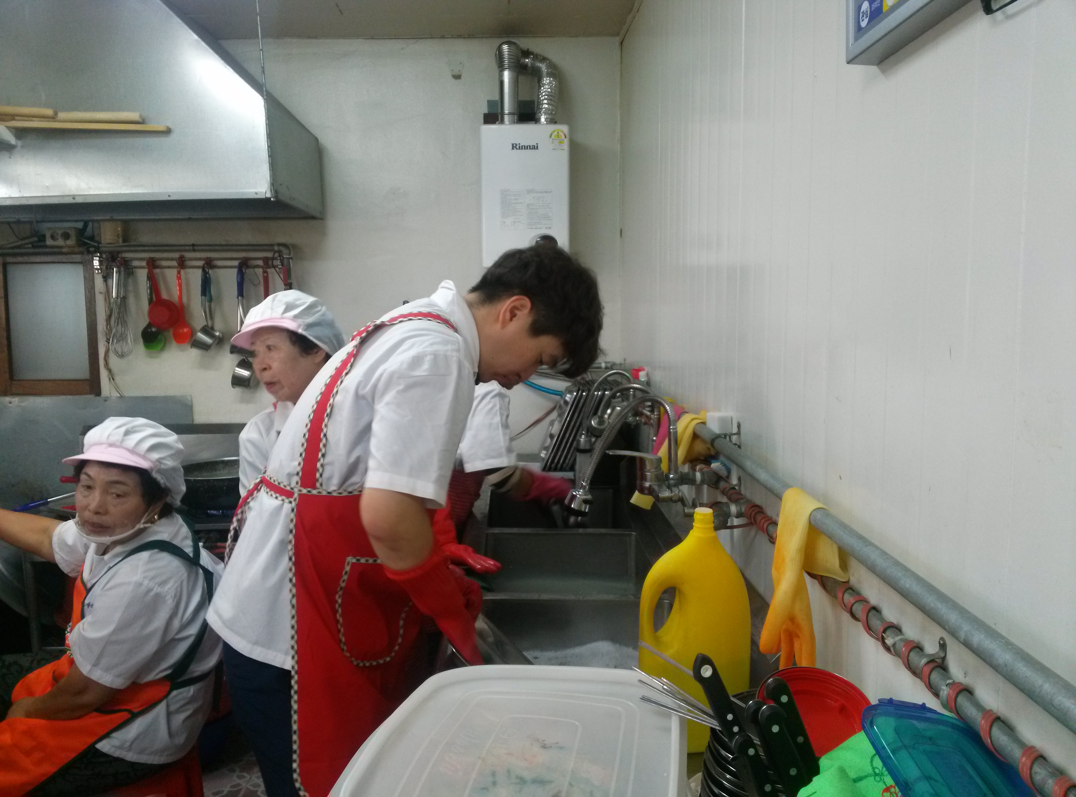 무료급식이 모두 끝난 후 설거지까지 열심히 했습니다.