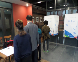 입주민들이 투표하기 위해 기표소에 대기중입니다.