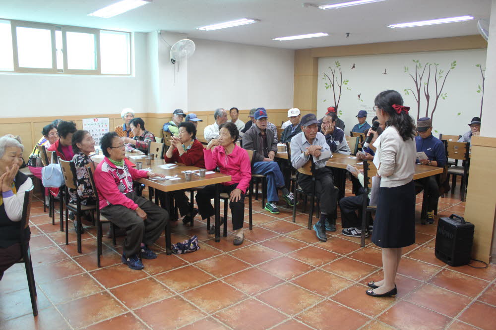 어르신들께서 강사 설명에 귀기울이고 계십니다