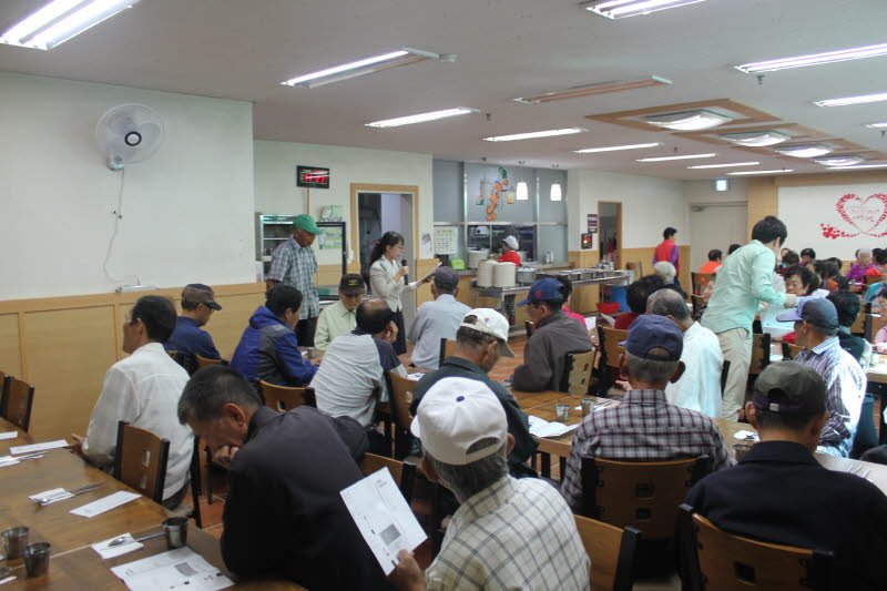 유인물도 자세히 보고계십니다.