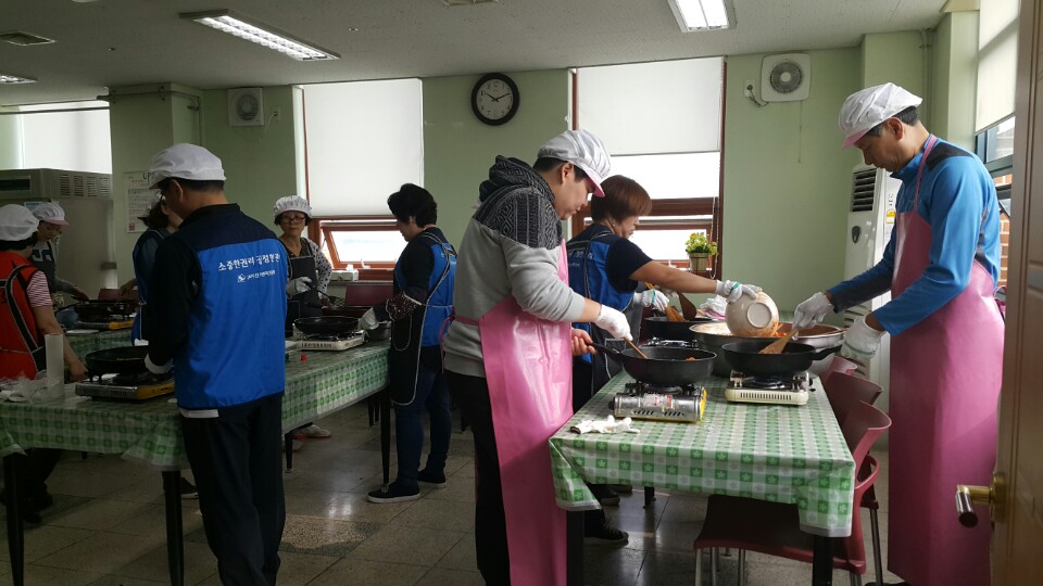 구리시선거관리위원회는 월1회 조리봉사활동과 연계한 홍보활동을 실시하고 있습니다. 자세한 내용은 본문을 참고하시기 바랍니다.
