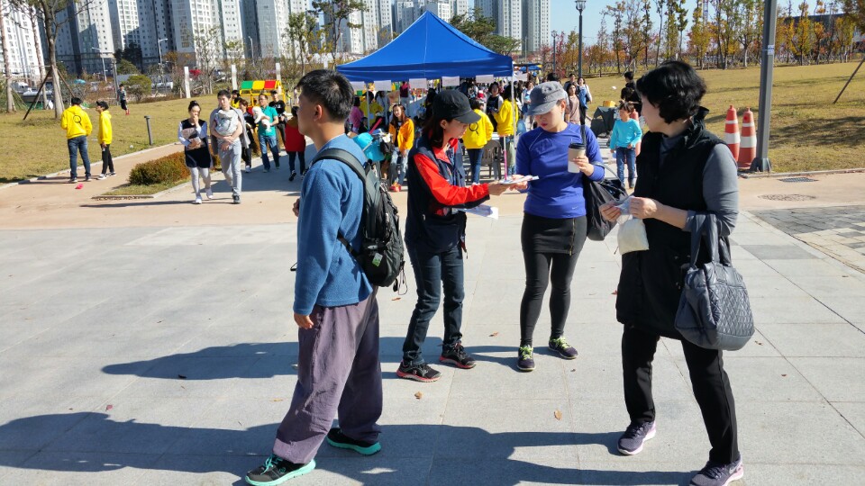 유권자를 대상으로 홍보용품 및 홍보리플릿을 배부하며 선거참여를 독려하고 있는 모습