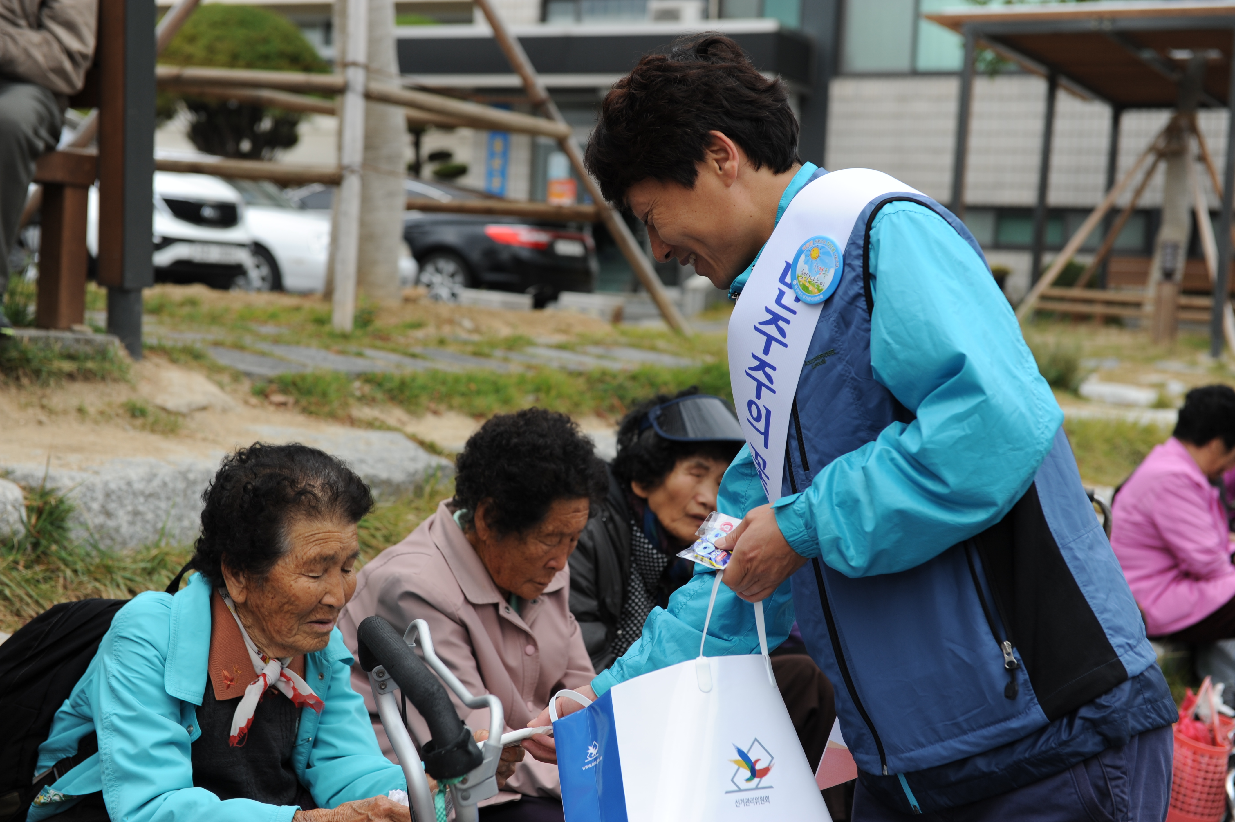 울진 재래시장에서 벌인 보궐선거 캠페인 모습입니다