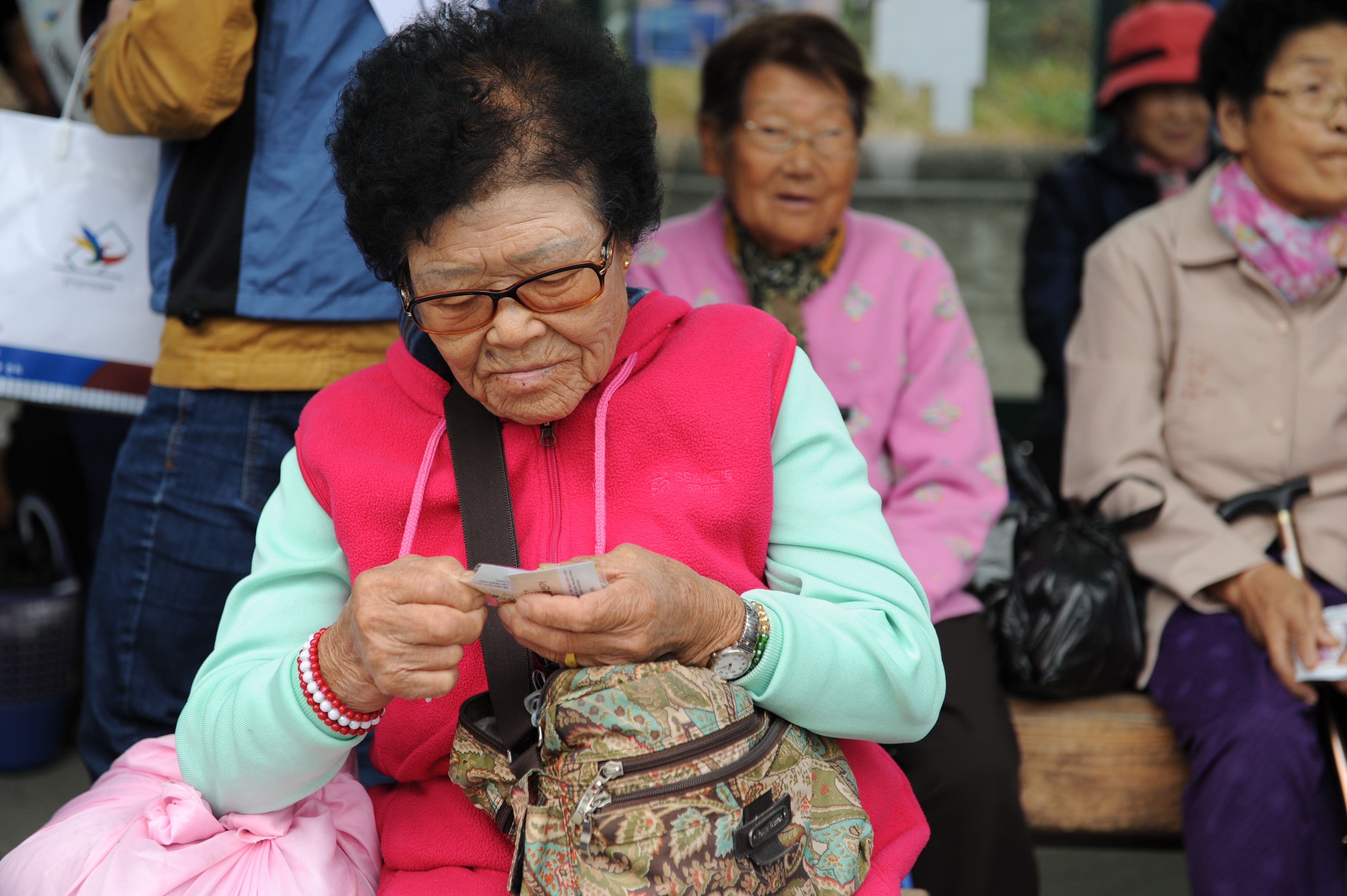 울진 재래시장에서 벌인 보궐선거 캠페인 모습입니다