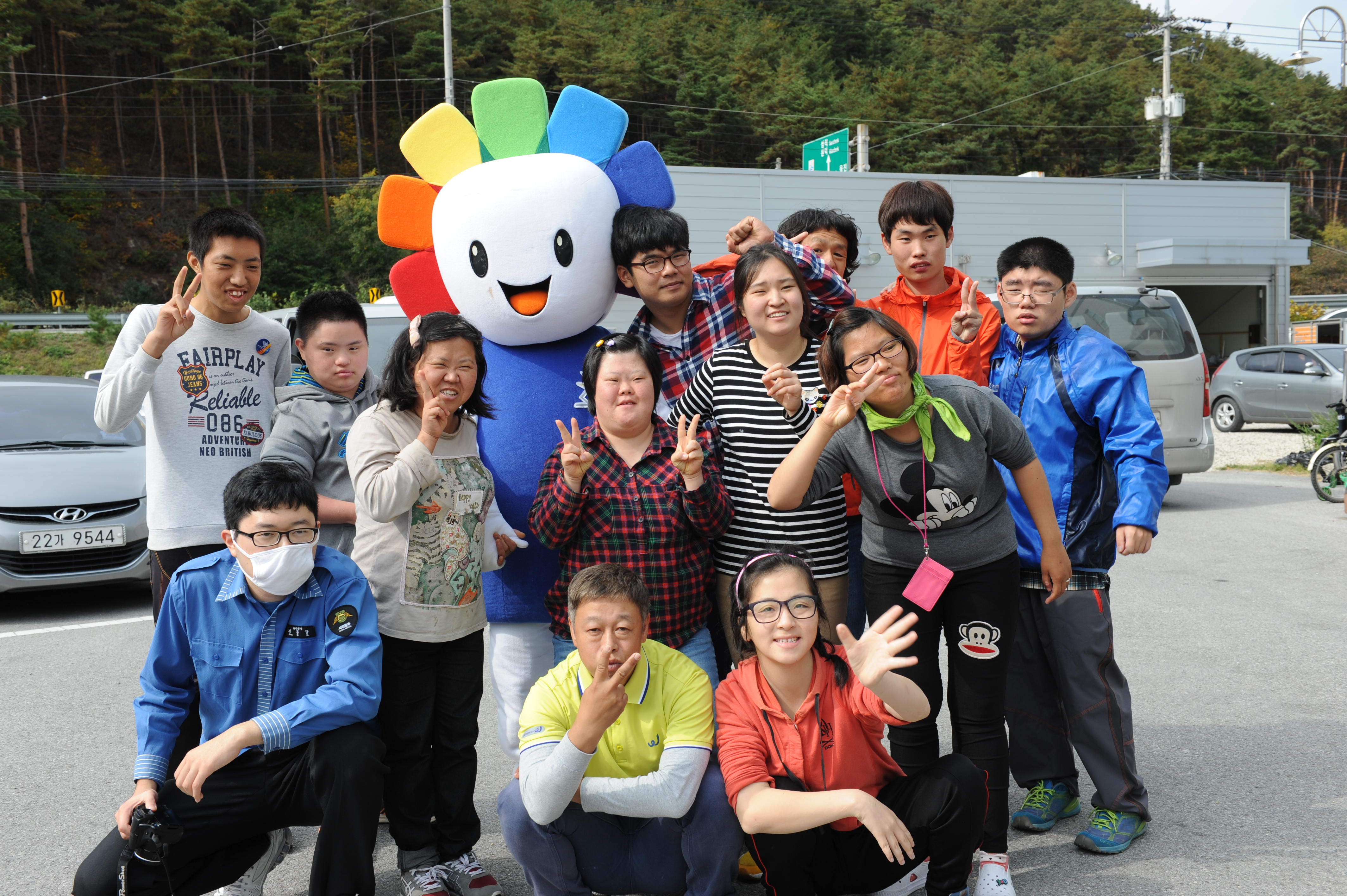 위원회 캐릭터인 참참이와 함께 즐거워하는 센터 가족들의 모습입니다