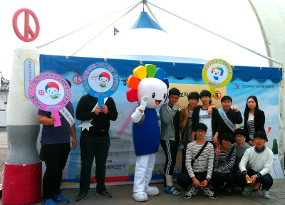 선거관리위원회 홍보요원들과 고등학교 학생들이 단체로 화이팅을 외치고 있는 모습