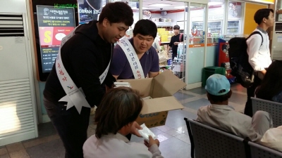 전주역 내 맞이방에서 열차 또는 가족을 기다리는 승객들을 대상으로 홍보하고 있는 모습