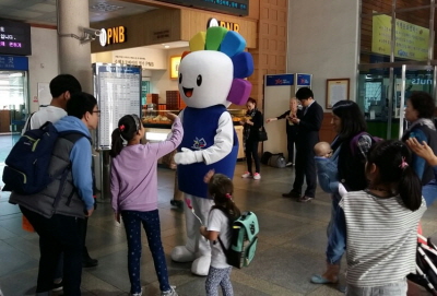 아이들에게 둘러싸인 선관위 캐릭터 참참이