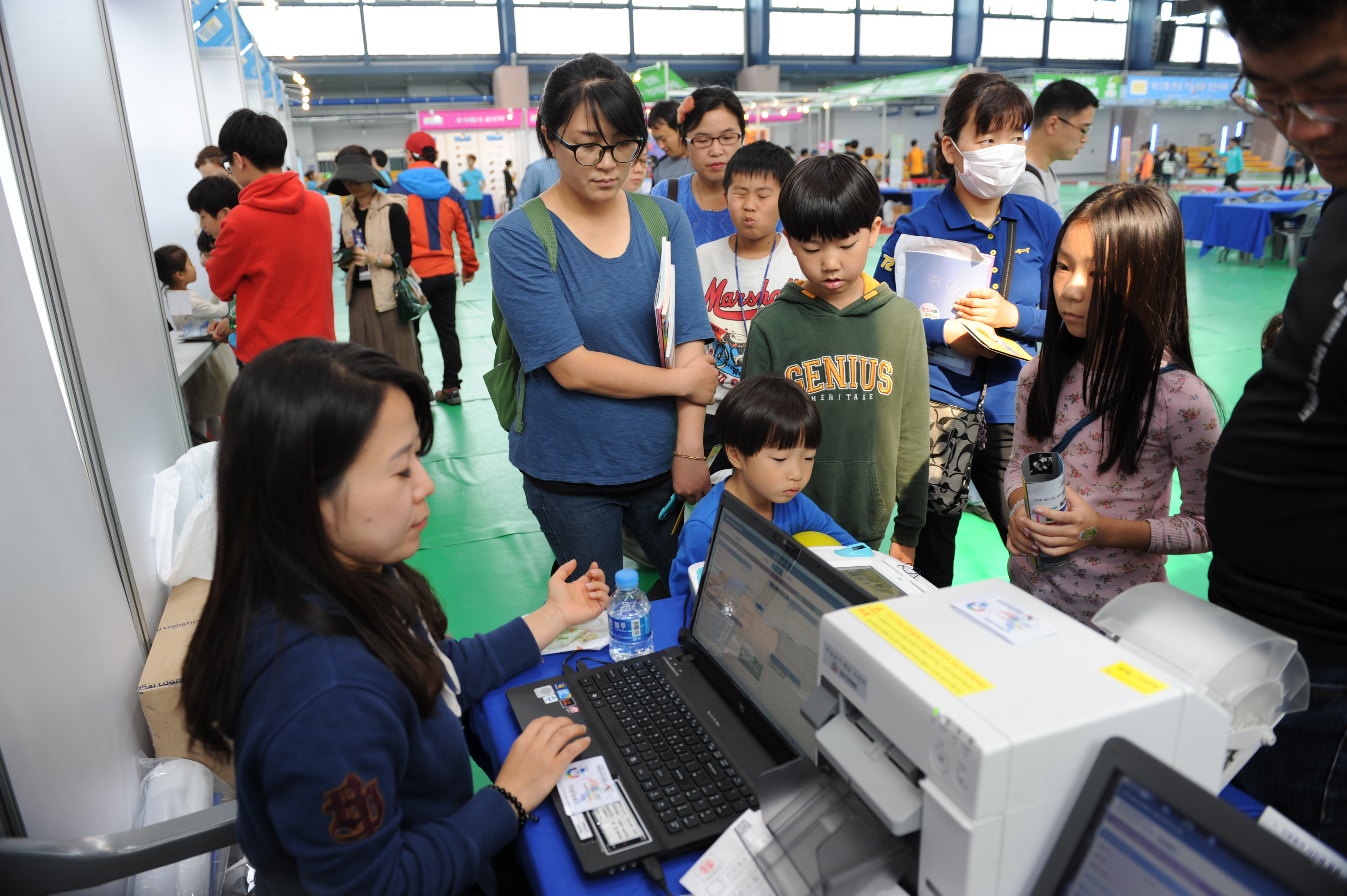 투표방법을 설명하는 모습