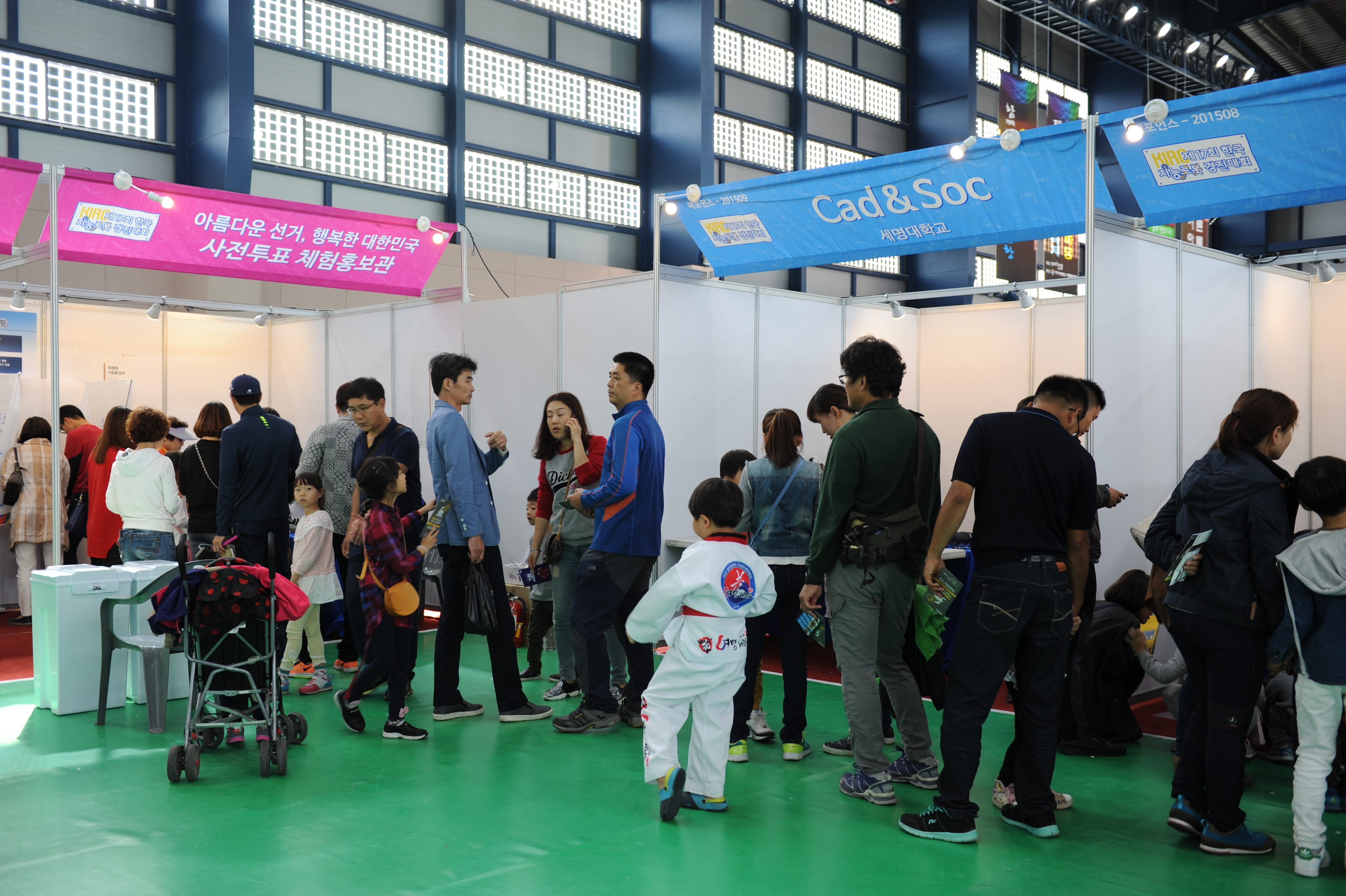 투표에 참여하기 위해 줄 선 사람들