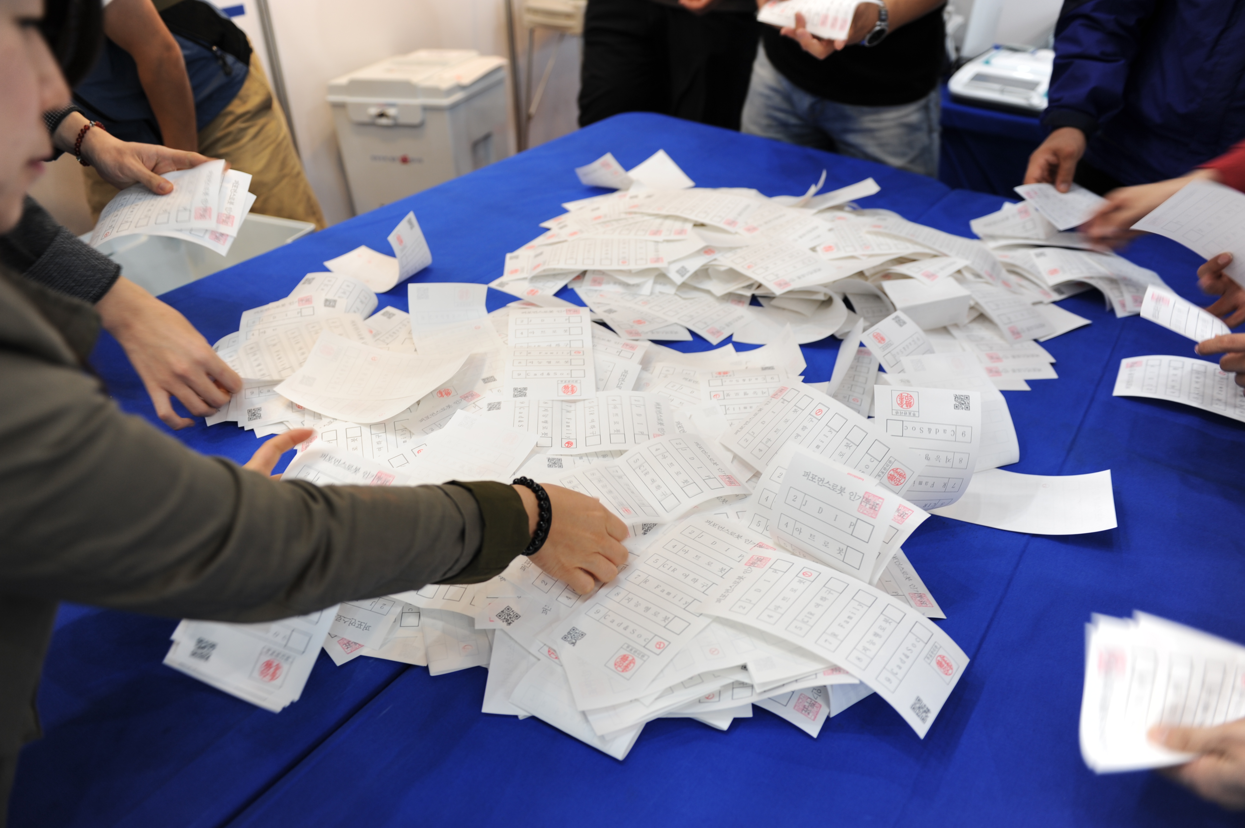 개표 과정에서 투표지를 손으로 분류하는 모습