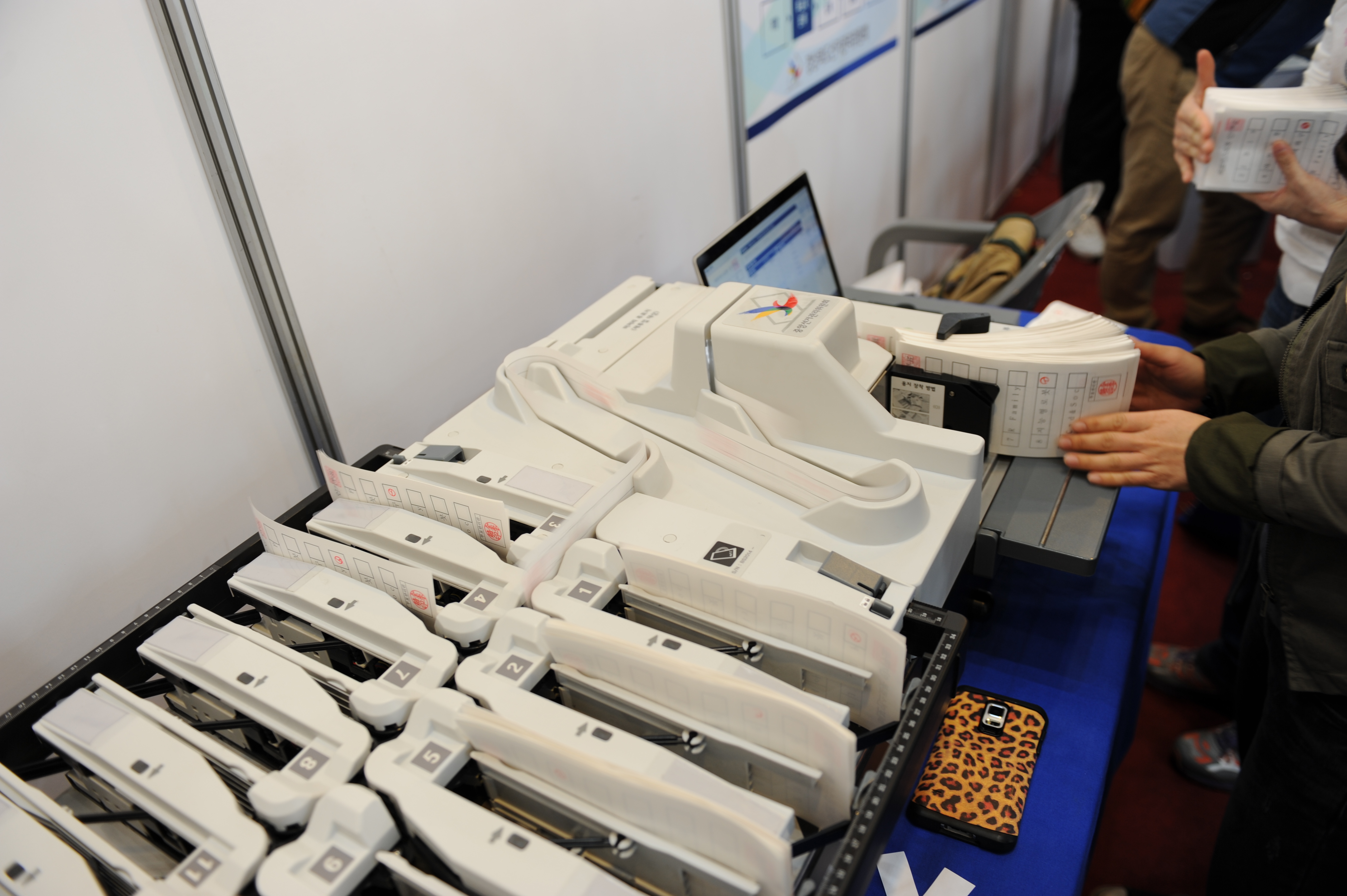 투표지분류기를 운영하는 모습
