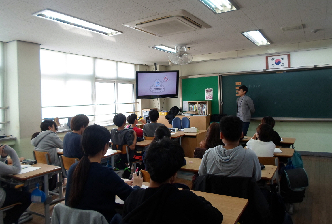 학생들이 참참이와 함께 하는 선거이야기 영상을 시청하는 모습