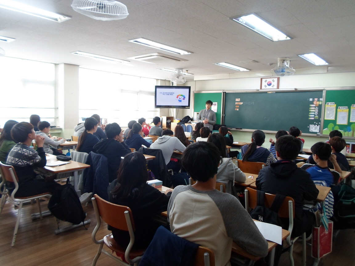 홍보주임이 선거와 민주주의를 주제로 이론강의를 하는 모습