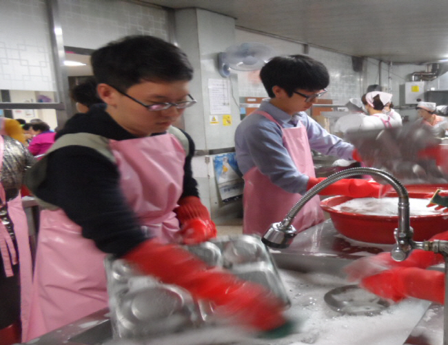 위원회 직원 등이 식사후 나온 식판 등을 설거지 하는 모습