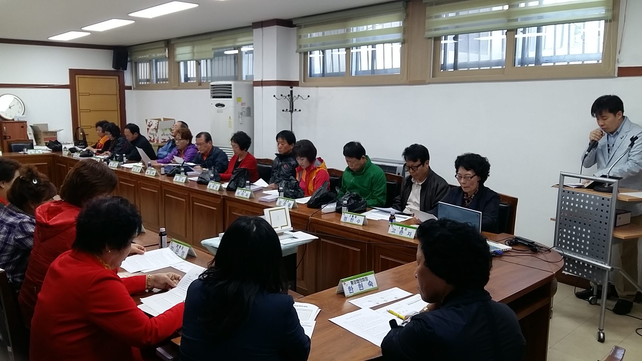 팔복동 통장회의실에서 선관위 지도주임이 선거법을 설명하고 있는 모습