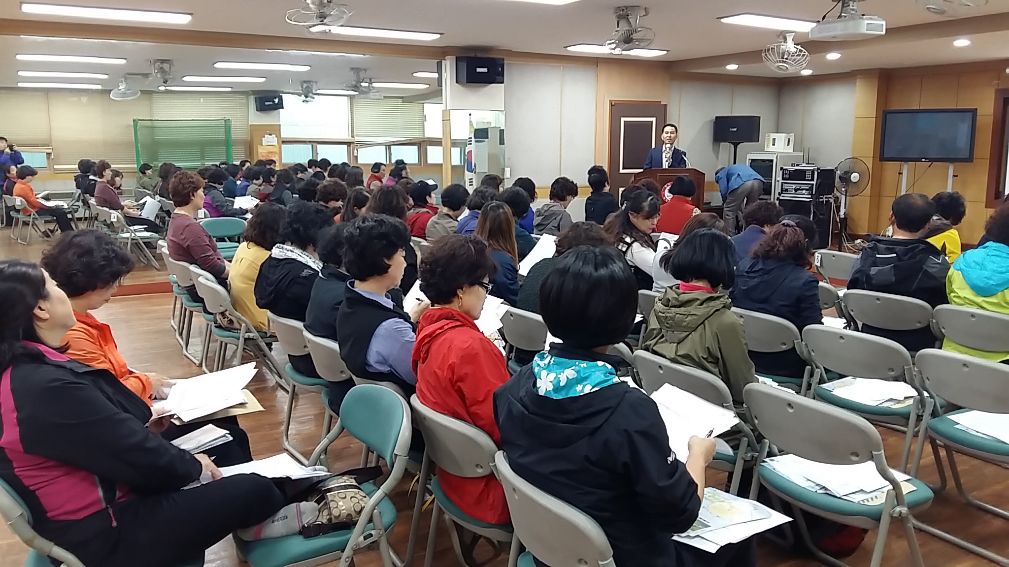 송천1동 주민센터 통장회의실에서 지도홍보계장이 선거법을 설명하고 있는 모습