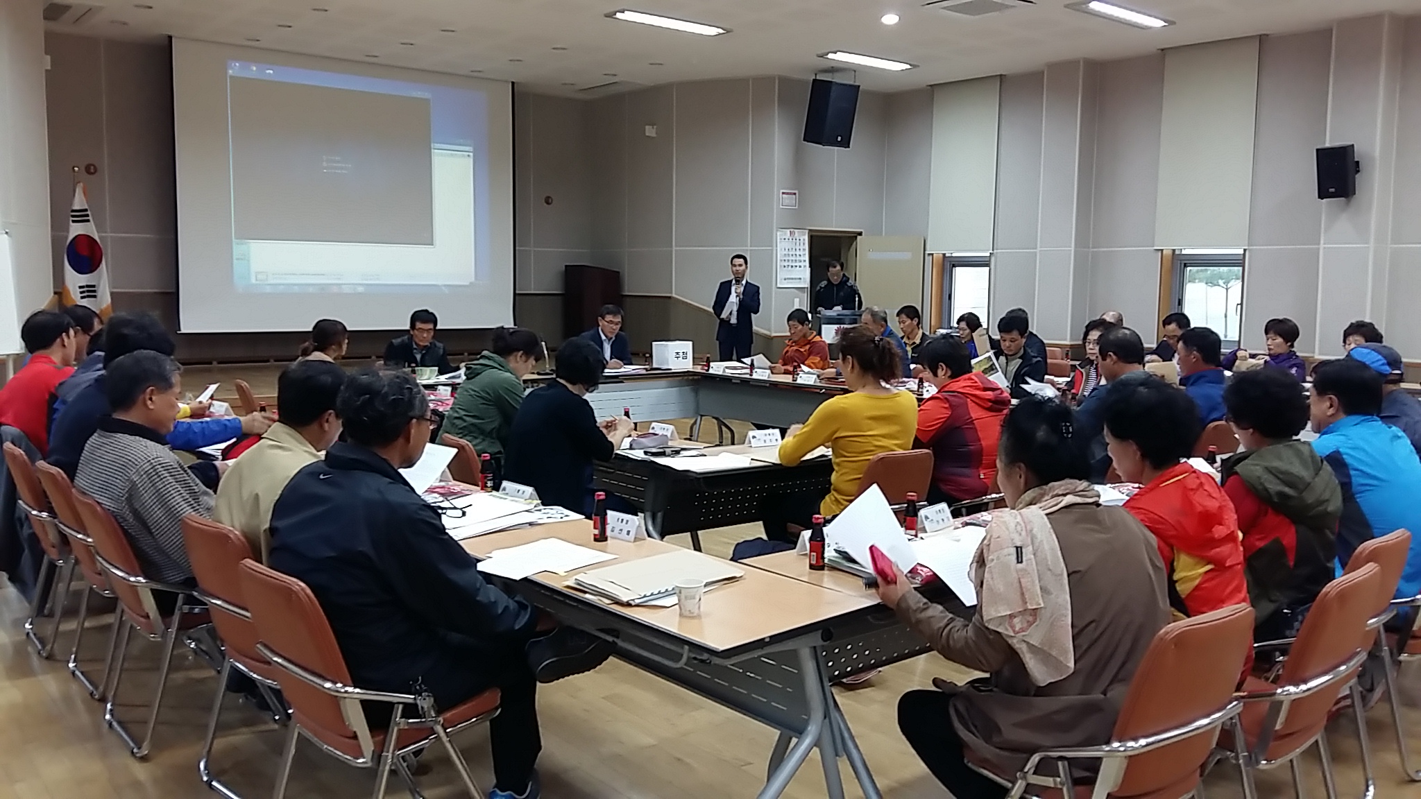 조촌동 주민센터 통장회의실에서 지도홍보계장이 선거법을 설명하고 있는 모습