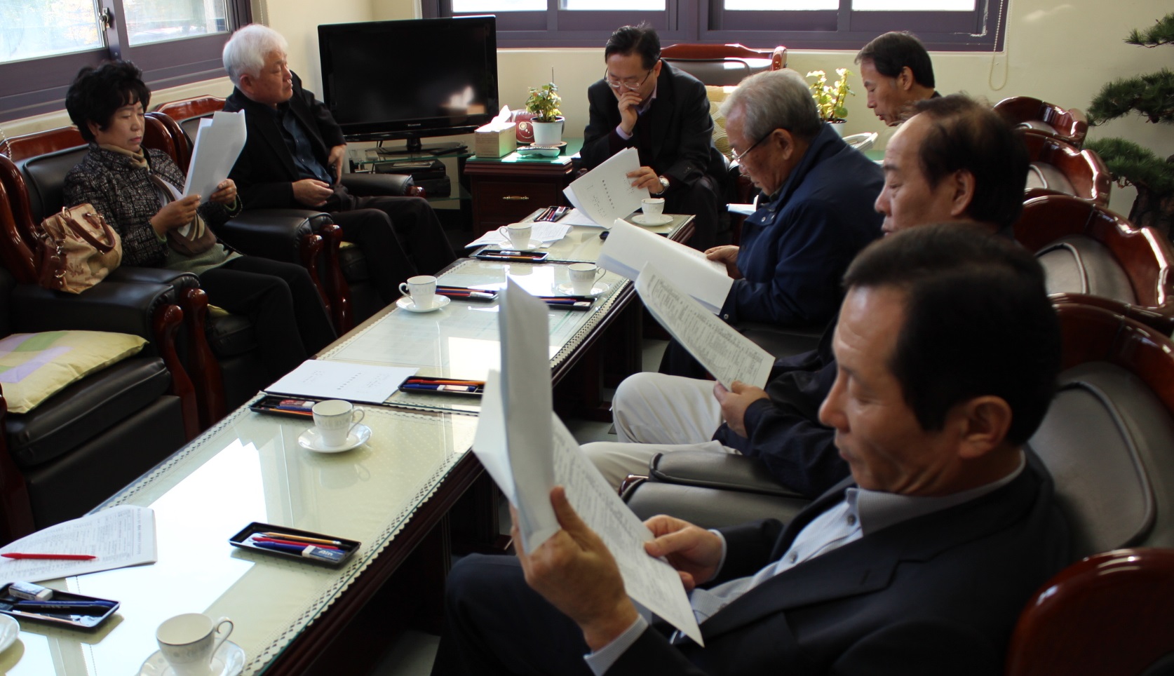 동두천시선관위 위원회의실에서 업무보고를 받고 있는 위원장을 비롯한 위원들