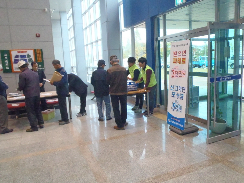 정치후원금 기부 활성화를 위하여 리플리과 물티슈를 배부하고 있는 중입니다.