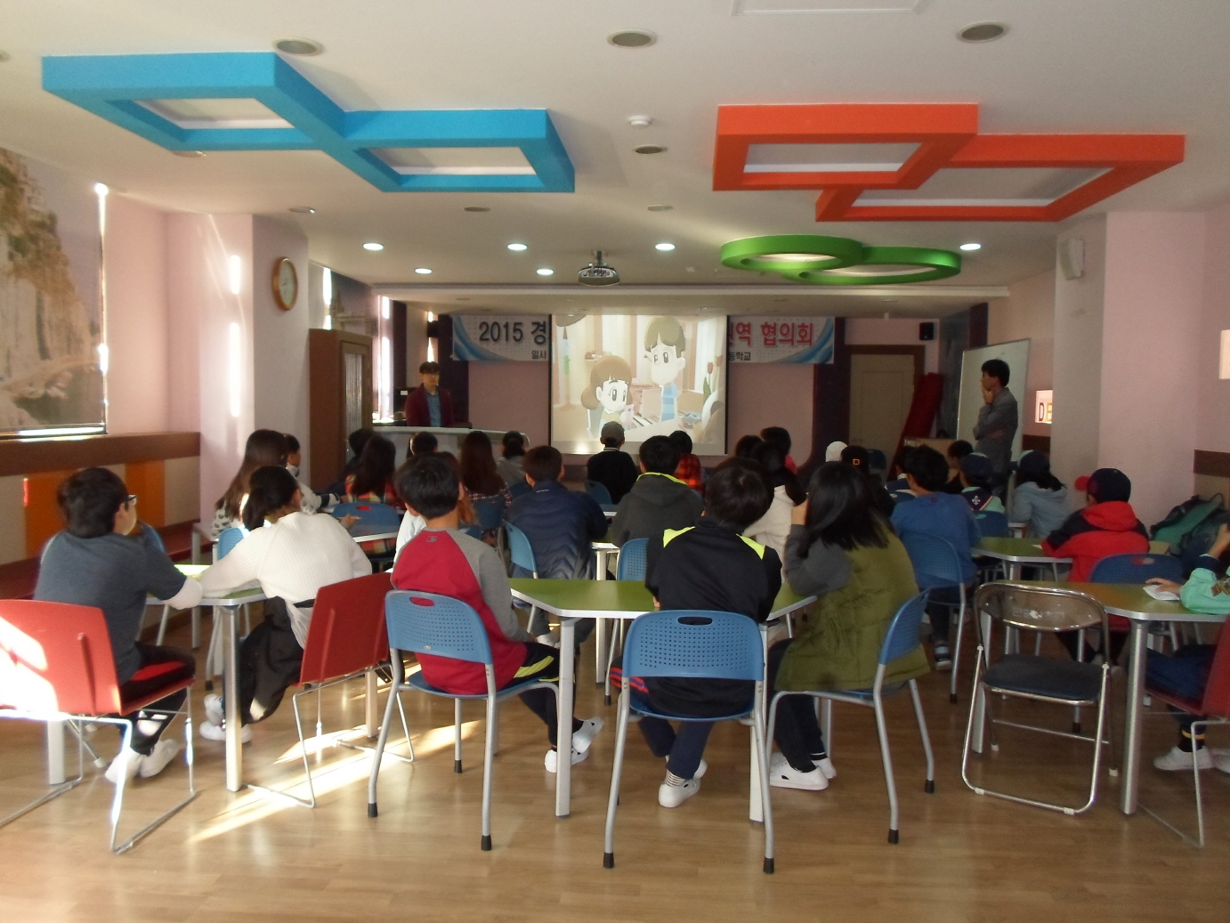 학생들이 참참이와 함께하는 선거이야기 영상을 시청하는 모습