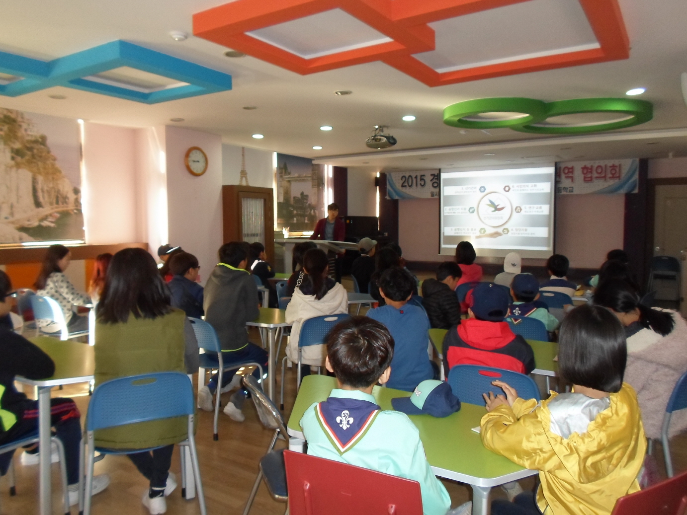 홍보주임이 선거와 민주주의를 주제로 이론강의를 하는 모습