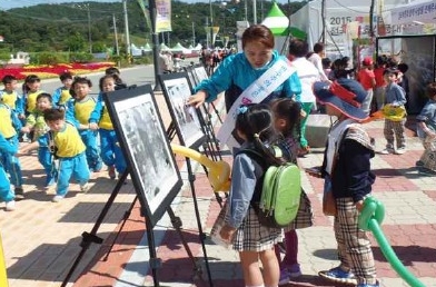 역대선거사진 관람장면