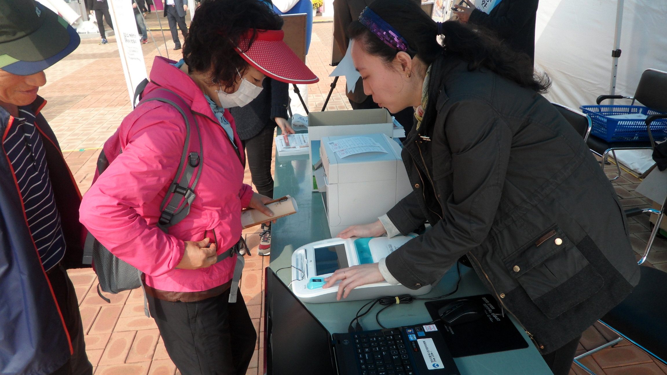 시민들이 사전투표체험하는 장면