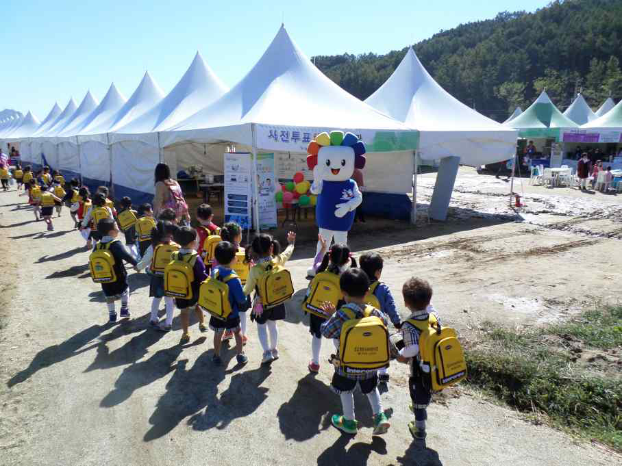 위원회 캐릭터 참참이와 관광객이 인사하는 장면