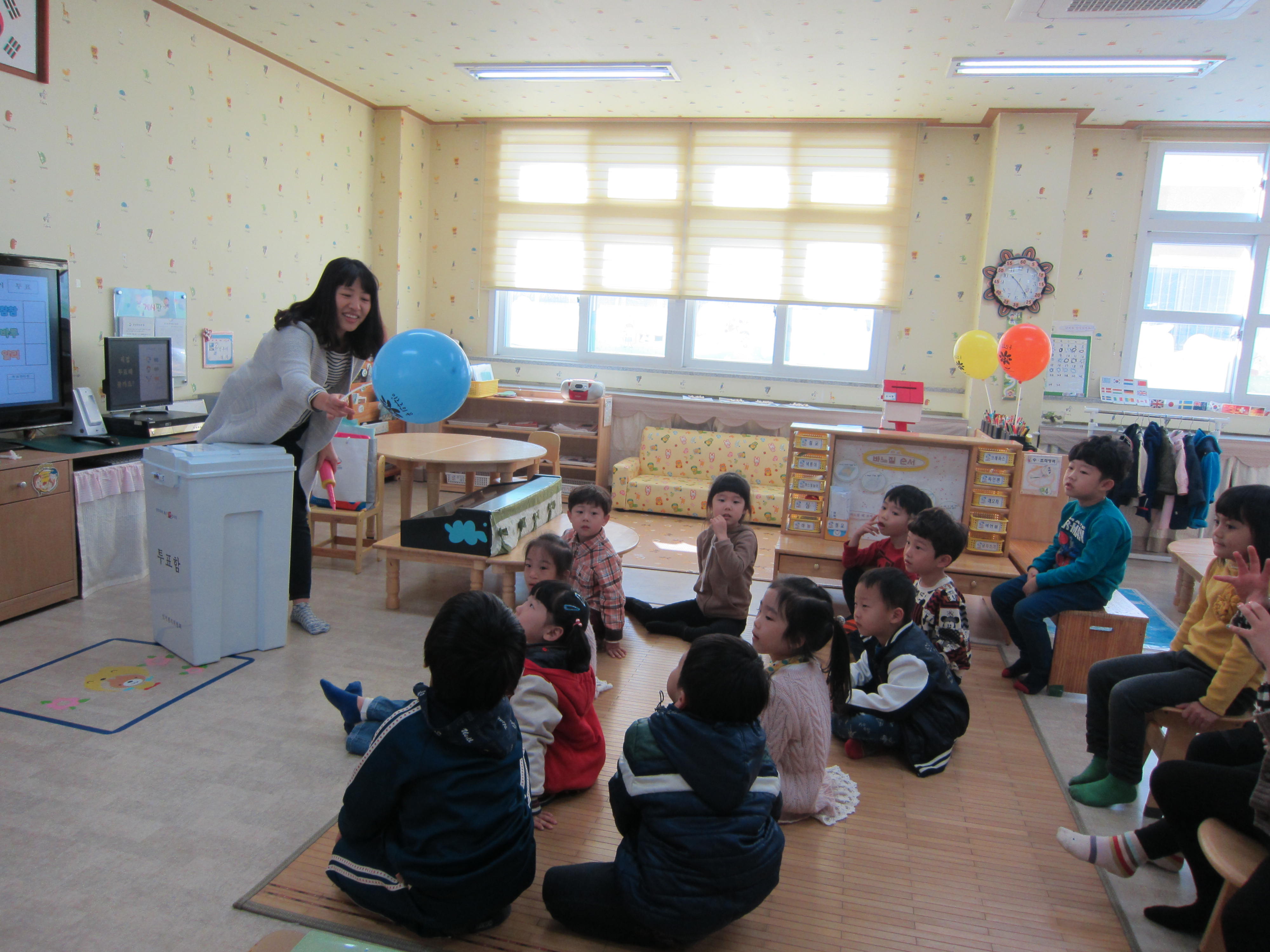 질문에 씩씩하게 대답하는 어린이에게 풍선을 나눠주고 있습니다.