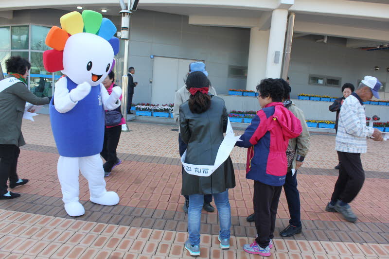 정치인이 준다고 뭐 받고 그러심 안되요~