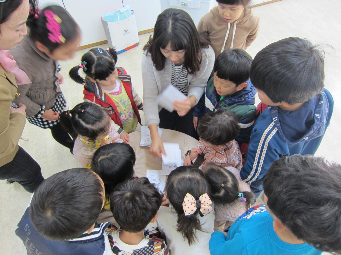 누가 가장 많은 표를 받았을까죠? 어린이들과 함께 빙 둘러앉아 투표지를 세고 있습니다.