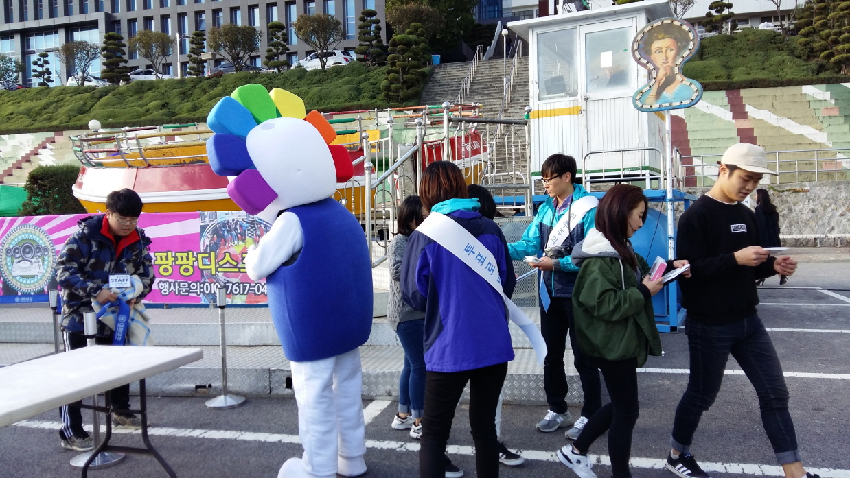 참참이와 위원회 직원들이 홍보용품과 리플릿을 배부하며 캠페인을 실시하는 모습