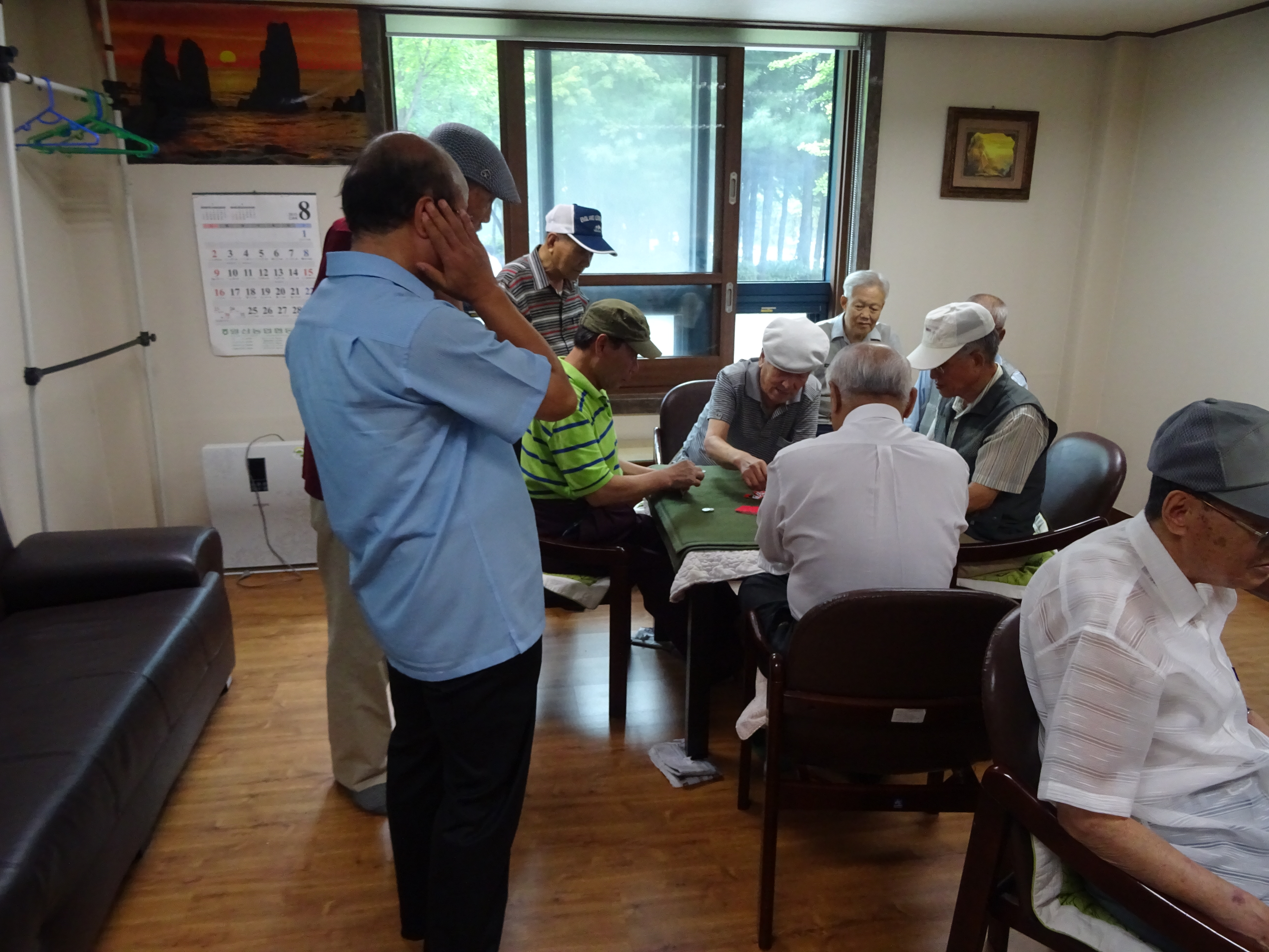 위원회 권수익홍보주무관이 경로당 어른들을 대상으로 과태료 제도 등을 안내하고 있는 모습의 사진입니다.