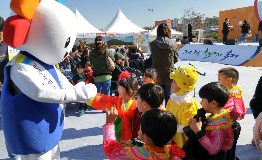 위원회 캐릭터 참참이가 축제장을 찾은 아이들을 대상으로 홍보활동을 펼치고 있는 모습